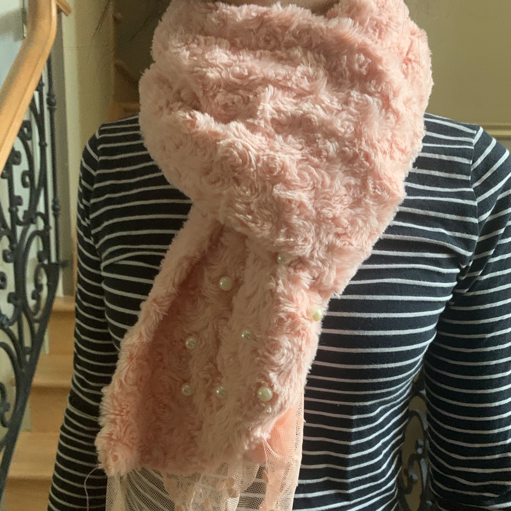 Pink scarf with lace and little pearls